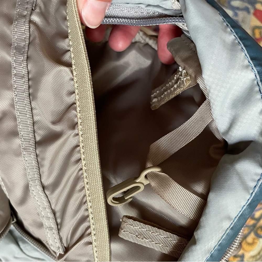 *New without tags* Gregory small hydration Day Pack - Picture 5 of 10